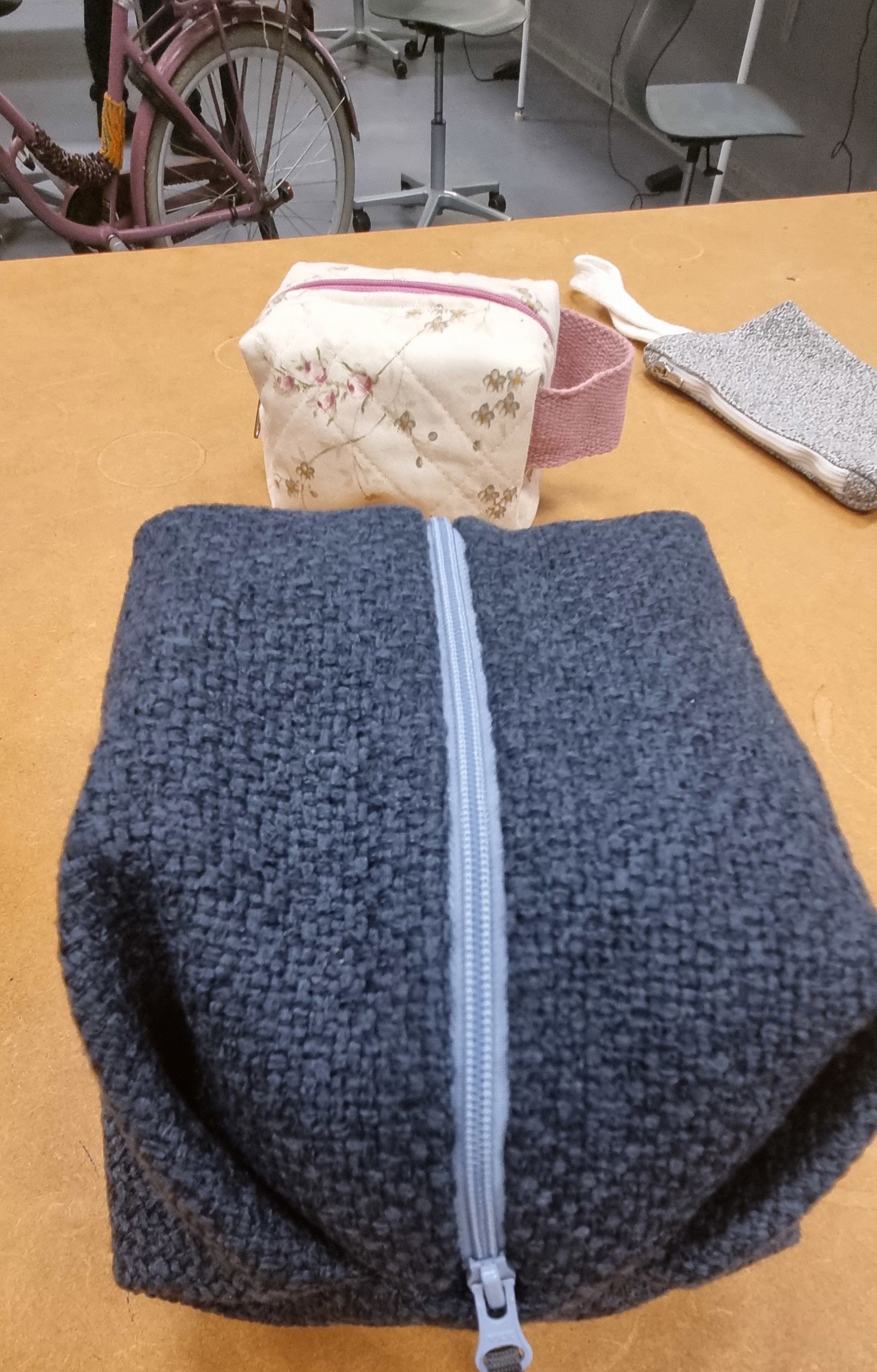 Taske med lynlås syet i Systuen i Tønder Kulturskole.