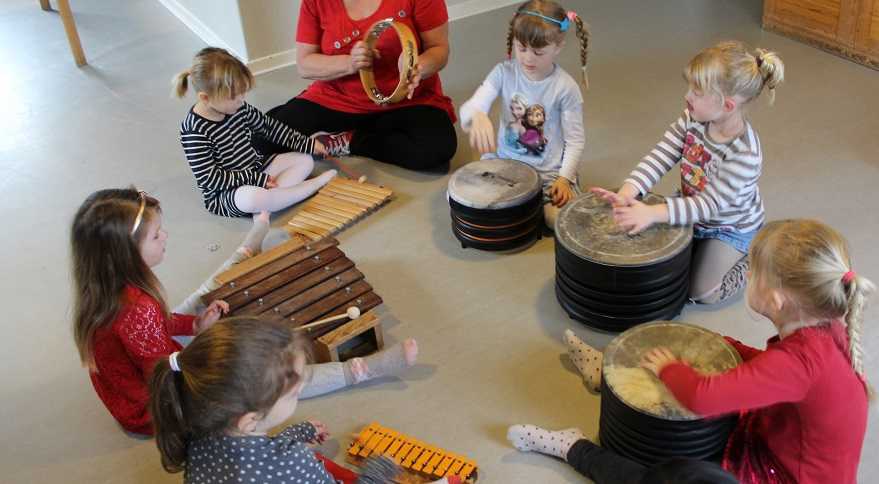 Børn der spiller på rytmeinstrumenter