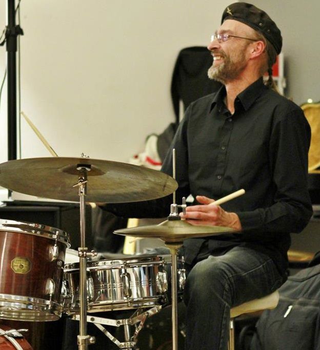 Mikael Junker ved et trommesæt