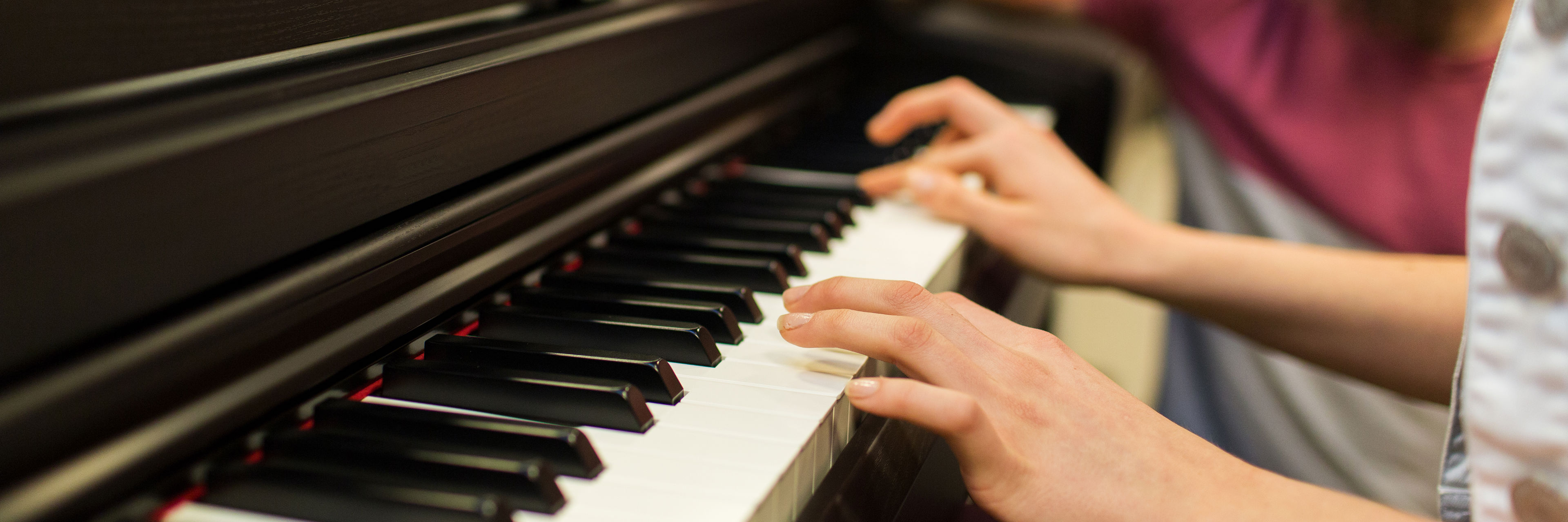 Klaverelev spiller for sin lærer