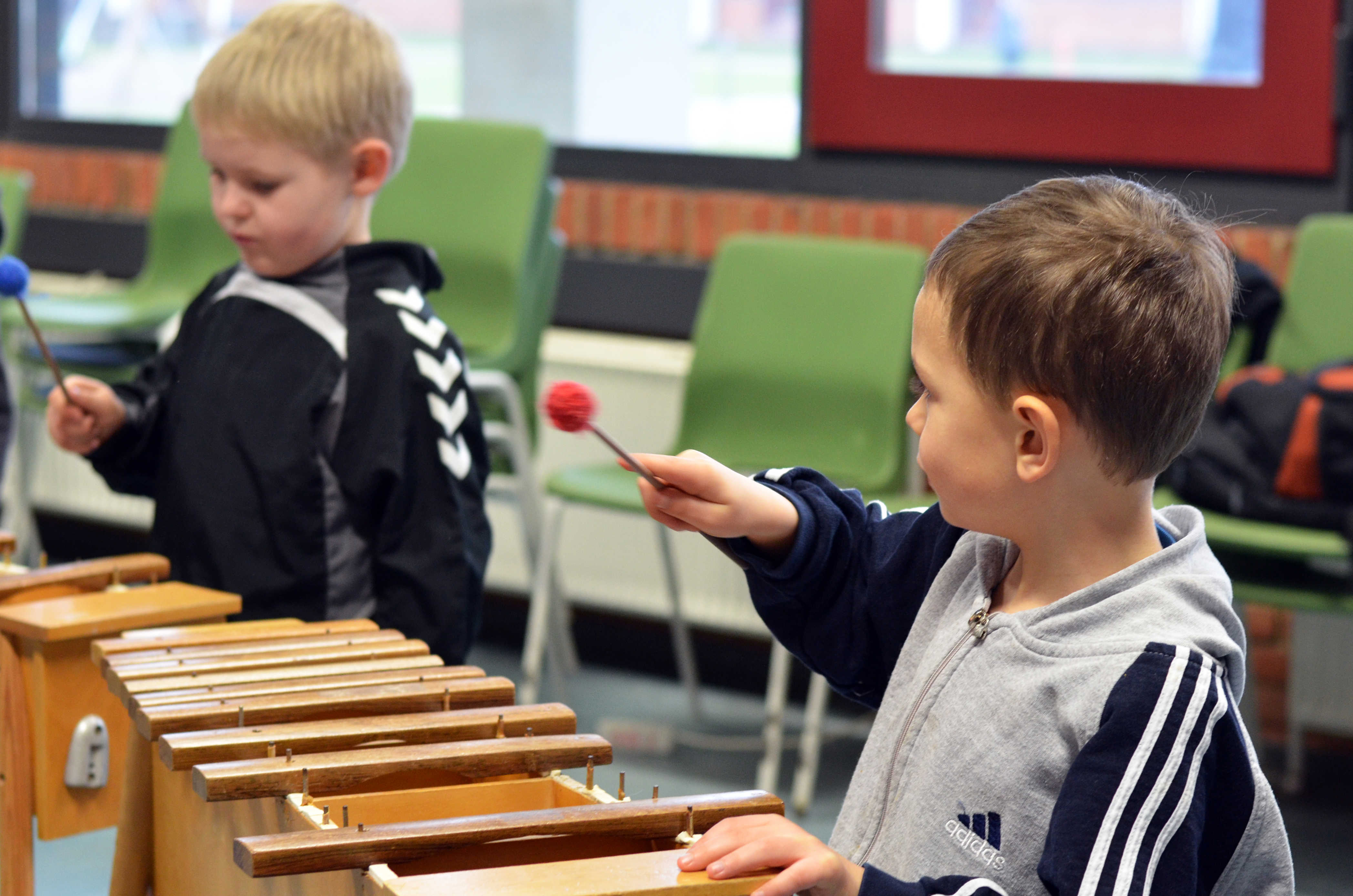 To drenge spiller på xylofon