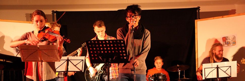 Foto af band, der spiller koncert.