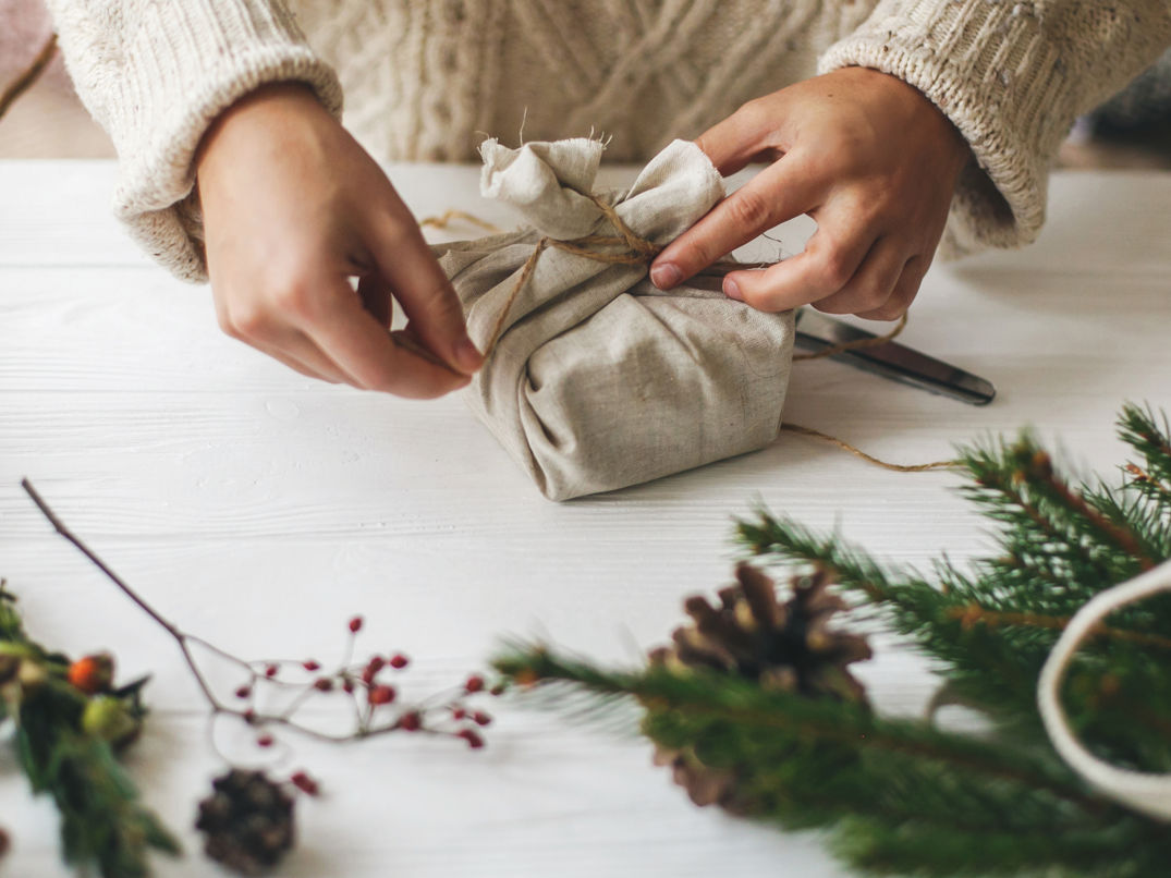 Klimavenlig genbrugs indpakning med tekstil og jutegarn.