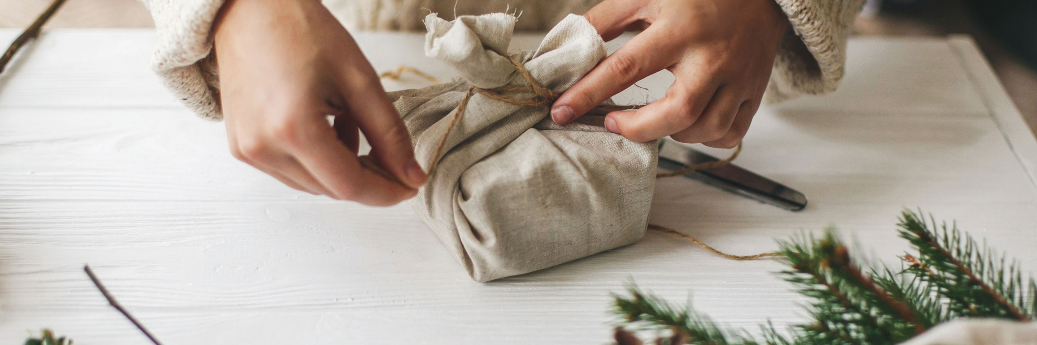 Klimavenlig genbrugs indpakning med tekstil og jutegarn.